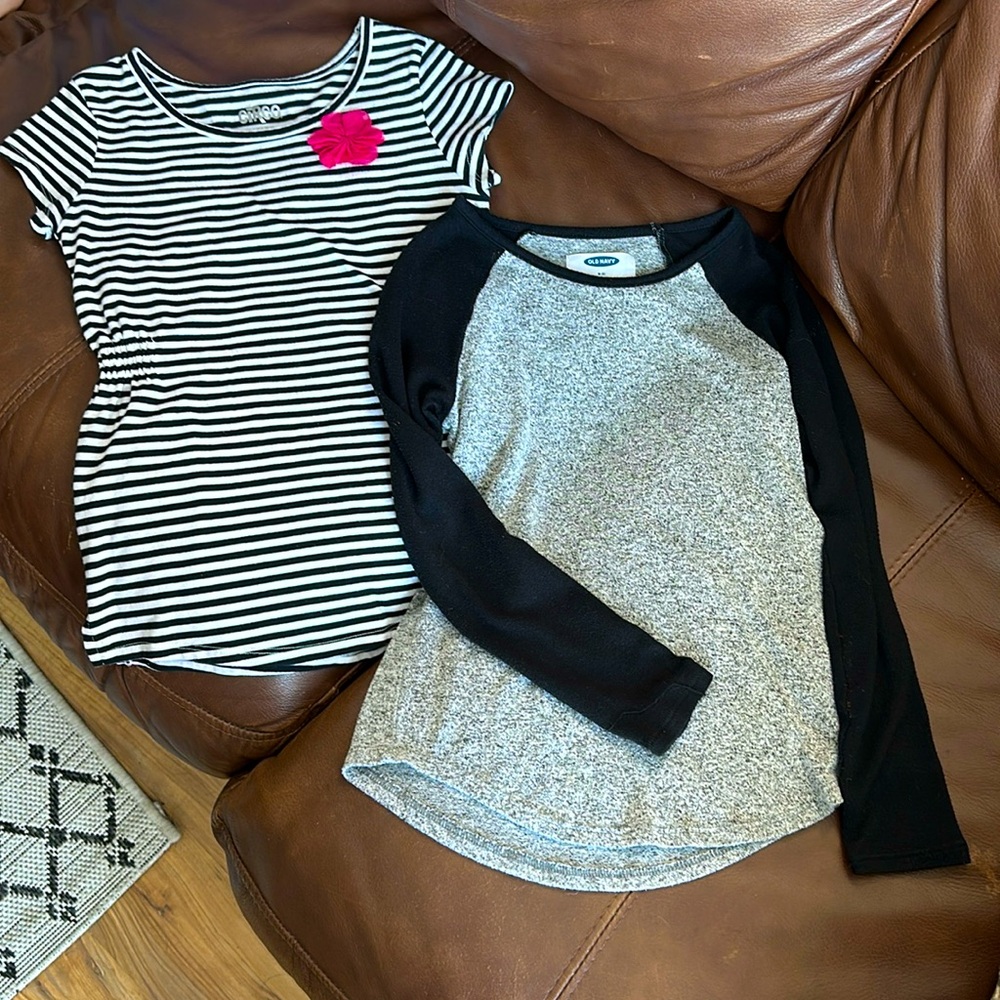 🌻3/$18 (2) Girls Shirts